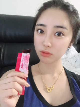 헬스업_쁘띠쁘띠석류콜라겐젤리_20g x 14포 — 3.5점을 준 리뷰어가 2020년 8월 올린 사용 사진