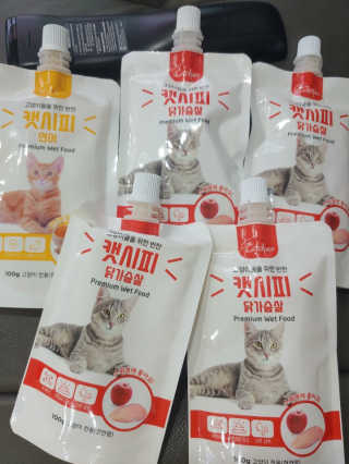 [캣시피] 고양이들의 반찬, 대용량 츄르 3종 — 1점을 준 리뷰어가 2020년 8월 올린 사용 사진