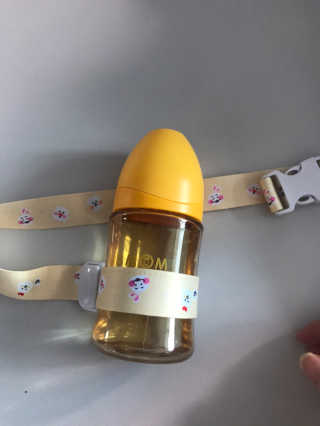 유비맘 젖병 빨대컵 다용도 홀더 1+1 _ 컬러 랜덤 발송 — 5점을 준 리뷰어가 2020년 9월 올린 사용 사진