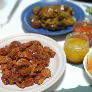 쿡스딜리 매콤족발+커리족발+무김치+마늘소스 — 5점을 준 리뷰어가 2020년 6월 올린 사용 사진