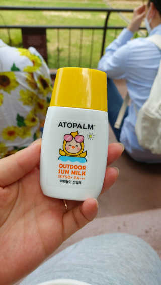 아토팜 야외놀이 선밀크 SPF50+ PA+++ — 5점을 준 리뷰어가 2020년 5월 올린 사용 사진