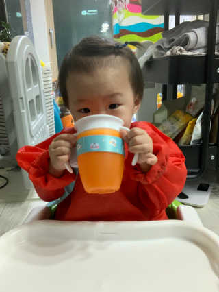 유비맘 젖병 빨대컵 다용도 홀더 1+1 _ 컬러 랜덤 발송 — 5점을 준 리뷰어가 2020년 12월 올린 사용 사진
