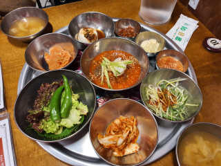 [동네맛집족발] 4개 족발 중 택1 — 5점을 준 리뷰어가 2020년 4월 올린 사용 사진