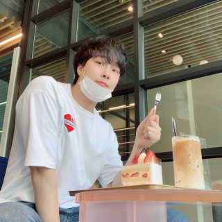 [아방갤러리카페] 음료1잔 + 생크림 딸기케이크 — 5점을 준 리뷰어가 2020년 6월 올린 사용 사진