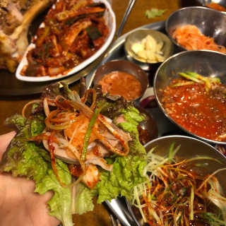 [동네맛집족발] 4개 족발 중 택1 — 4점을 준 리뷰어가 2020년 4월 올린 사용 사진