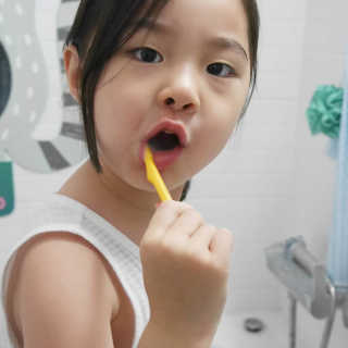 [생활공작소X굴리굴리] 어린이 칫솔 12개입+어린이치약 — 5점을 준 리뷰어가 2020년 8월 올린 사용 사진