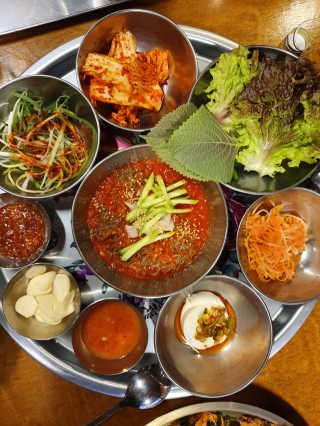 [동네맛집족발] 4개 족발 중 택1 — 5점을 준 리뷰어가 2020년 4월 올린 사용 사진