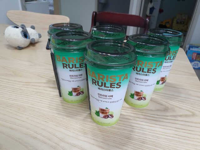 바리스타룰스 민트라임 라떼 리뷰 사진