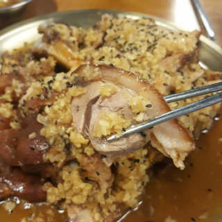 [동네맛집족발] 4개 족발 중 택1 — 5점을 준 리뷰어가 2020년 8월 올린 사용 사진