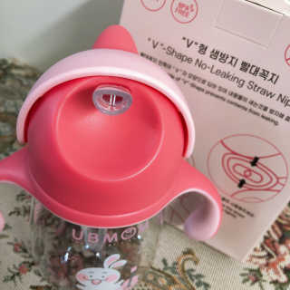 유비맘 트라이탄 코니빨대컵_컬러 랜덤 발송 — 4점을 준 리뷰어가 2020년 9월 올린 사용 사진