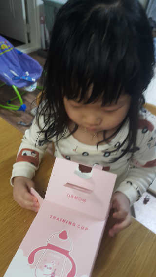 유비맘 트라이탄 코니빨대컵_컬러 랜덤 발송 — 5점을 준 리뷰어가 2020년 12월 올린 사용 사진
