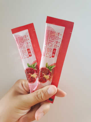 헬스업_쁘띠쁘띠석류콜라겐젤리_20g x 14포 — 5점을 준 리뷰어가 2020년 8월 올린 사용 사진