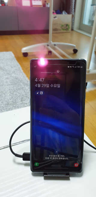 세비즈 책상용  스마트폰 거치대형 무선충전 FC19 — 2점을 준 리뷰어가 2020년 4월 올린 사용 사진