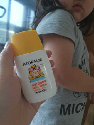 아토팜 야외놀이 선밀크 SPF50+ PA+++ — 5점을 준 리뷰어가 2020년 5월 올린 사용 사진