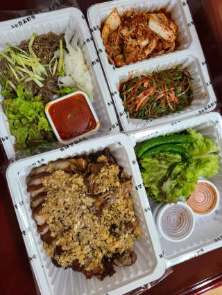 [동네맛집족발] 4개 족발 중 택1 — 5점을 준 리뷰어가 2020년 8월 올린 사용 사진