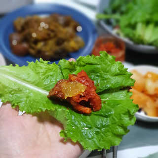 쿡스딜리 매콤족발+커리족발+무김치+마늘소스 — 5점을 준 리뷰어가 2020년 6월 올린 사용 사진
