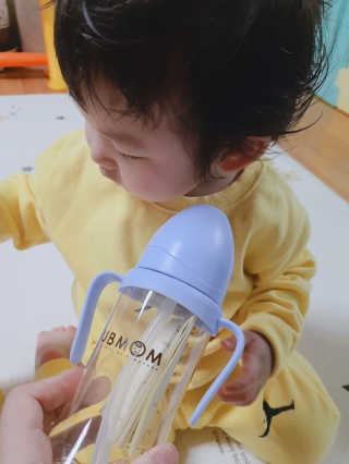 유비맘 샘방지 PPSU 빨대컵_컬러 랜덤 발송 — 3점을 준 리뷰어가 2020년 9월 올린 사용 사진