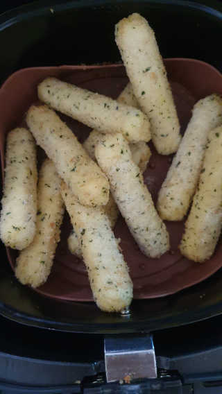 가치식탁 리얼치즈스틱, 리얼크림치즈볼 — 5점을 준 리뷰어가 2020년 4월 올린 사용 사진