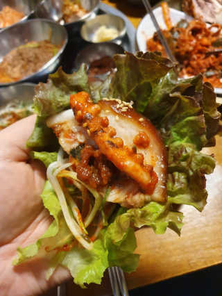 [동네맛집족발] 4개 족발 중 택1 — 3.5점을 준 리뷰어가 2020년 6월 올린 사용 사진