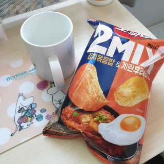포카칩 2MIX 김치볶음밥 and 계란후라이맛 — 5점을 준 리뷰어가 2020년 7월 올린 사용 사진