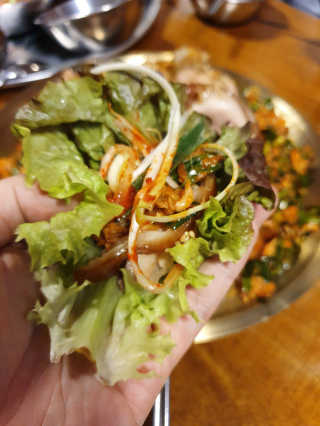 [동네맛집족발] 4개 족발 중 택1 — 5점을 준 리뷰어가 2020년 4월 올린 사용 사진