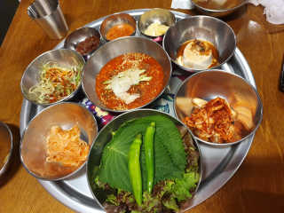 [동네맛집족발] 4개 족발 중 택1 — 5점을 준 리뷰어가 2020년 6월 올린 사용 사진