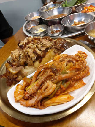 [동네맛집족발] 4개 족발 중 택1 — 5점을 준 리뷰어가 2020년 6월 올린 사용 사진
