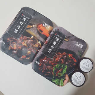 쿡스딜리 매콤족발+커리족발+무김치+마늘소스 — 3점을 준 리뷰어가 2020년 6월 올린 사용 사진