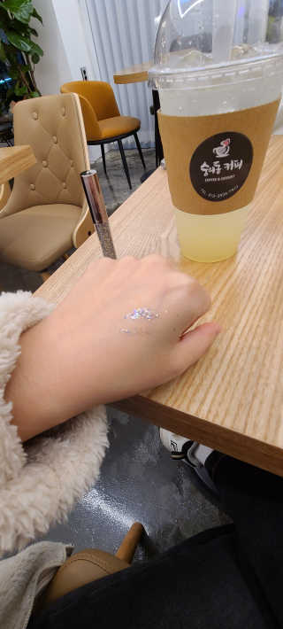 [블랙루즈] 펄블리 아이 글리터 유니버스 2종 — 3점을 준 리뷰어가 2020년 10월 올린 사용 사진