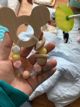 디어랑쥬 친환경 편백나무 원목 치발기 겸 딸랑이_미키 — 5점을 준 리뷰어가 2020년 5월 올린 사용 사진