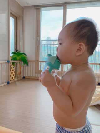 유비맘 트라이탄 코니빨대컵_컬러 랜덤 발송 — 5점을 준 리뷰어가 2020년 10월 올린 사용 사진