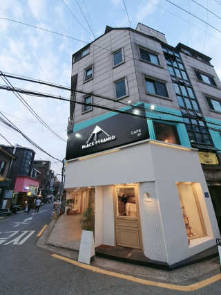 [블랙피라미드] 아메리카노 + 음료1잔 + 디저트1개 — 5점을 준 리뷰어가 2020년 5월 올린 사용 사진