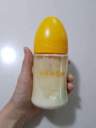 유비맘 PPSU 젖병 노꼭지_200ml_컬러 랜덤 발송 — 5점을 준 리뷰어가 2020년 6월 올린 사용 사진