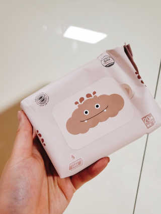 아이수 브론 몬스터 휴대용 아기 물티슈 — 5점을 준 리뷰어가 2020년 11월 올린 사용 사진