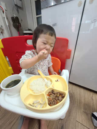 유비맘 캐릭터 실리콘 흡착 식판_색상 랜덤발송 — 5점을 준 리뷰어가 2020년 9월 올린 사용 사진