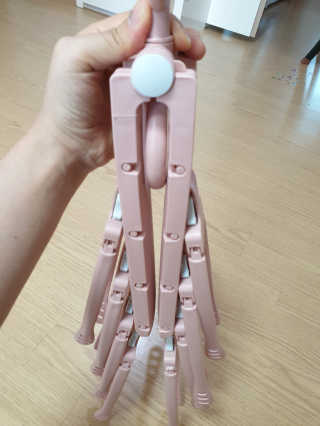 바네스데코 공간절약 다용도 회전 접이식 옷걸이 매직행거 핑크 — 5점을 준 리뷰어가 2020년 6월 올린 사용 사진