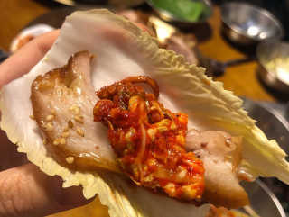 [동네맛집족발] 4개 족발 중 택1 — 5점을 준 리뷰어가 2020년 4월 올린 사용 사진