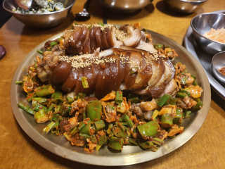 [동네맛집족발] 4개 족발 중 택1 — 5점을 준 리뷰어가 2020년 6월 올린 사용 사진