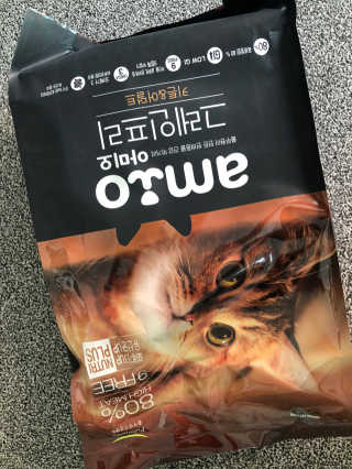 [풀무원 아미오] 반려묘 그레인프리 3종 — 3점을 준 리뷰어가 2020년 5월 올린 사용 사진