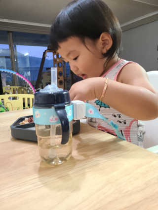 유비맘 젖병 빨대컵 다용도 홀더 1+1 _ 컬러 랜덤 발송 — 5점을 준 리뷰어가 2020년 8월 올린 사용 사진