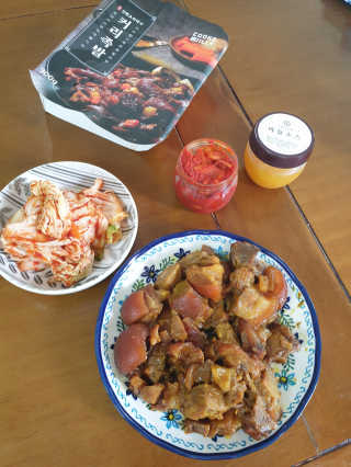쿡스딜리 매콤족발+커리족발+무김치+마늘소스 — 5점을 준 리뷰어가 2020년 6월 올린 사용 사진