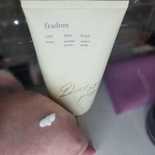 프라도어 바디 프라이머 크림-데오도란트 x 퍼퓸 로션 — 3.5점을 준 리뷰어가 2020년 6월 올린 사용 사진