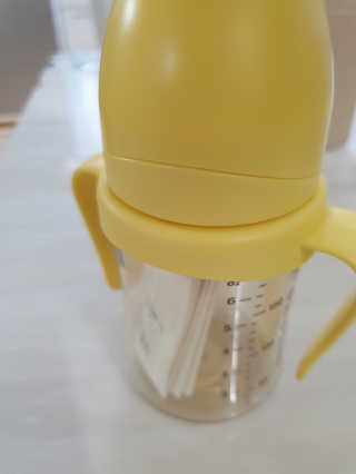 유비맘 샘방지 PPSU 빨대컵_컬러 랜덤 발송 — 5점을 준 리뷰어가 2020년 8월 올린 사용 사진