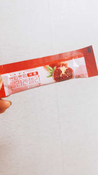 헬스업_쁘띠쁘띠석류콜라겐젤리_20g x 14포 — 5점을 준 리뷰어가 2020년 8월 올린 사용 사진