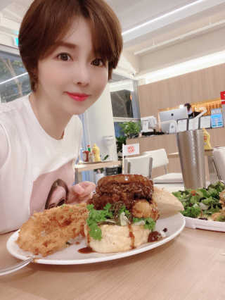 [뉴욕아파트먼트] 버거메뉴1개 + 치킨메뉴1개 — 5점을 준 리뷰어가 2020년 8월 올린 사용 사진