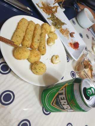 가치식탁 리얼치즈스틱, 리얼크림치즈볼 — 5점을 준 리뷰어가 2020년 8월 올린 사용 사진