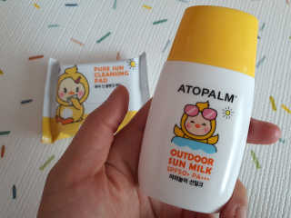 아토팜 야외놀이 선밀크 SPF50+ PA+++ — 5점을 준 리뷰어가 2020년 5월 올린 사용 사진