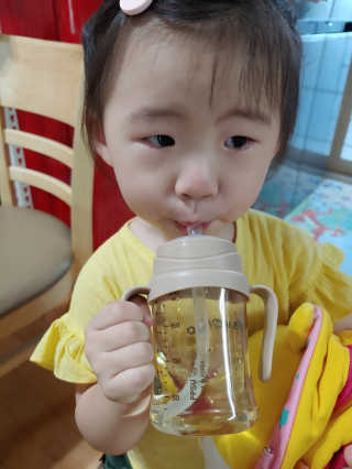유비맘 샘방지 PPSU 빨대컵_컬러 랜덤 발송 — 5점을 준 리뷰어가 2020년 8월 올린 사용 사진