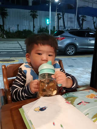 유비맘 트라이탄 코니빨대컵_컬러 랜덤 발송 — 5점을 준 리뷰어가 2020년 9월 올린 사용 사진