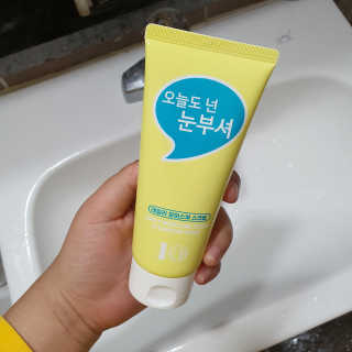 IO 아이오 오늘도 넌 눈부셔 - 데일리 스크럽 클렌징폼 — 5점을 준 리뷰어가 2020년 12월 올린 사용 사진